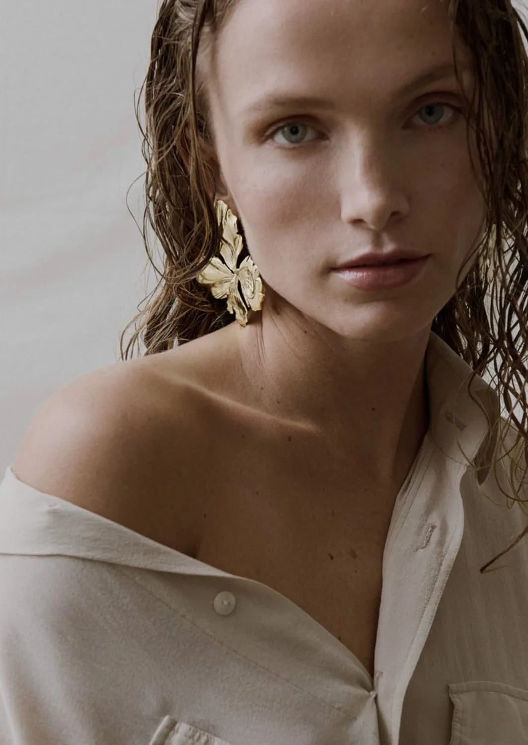 Elise Tsikis Némésis Large boucles d’oreilles doré 7 cm