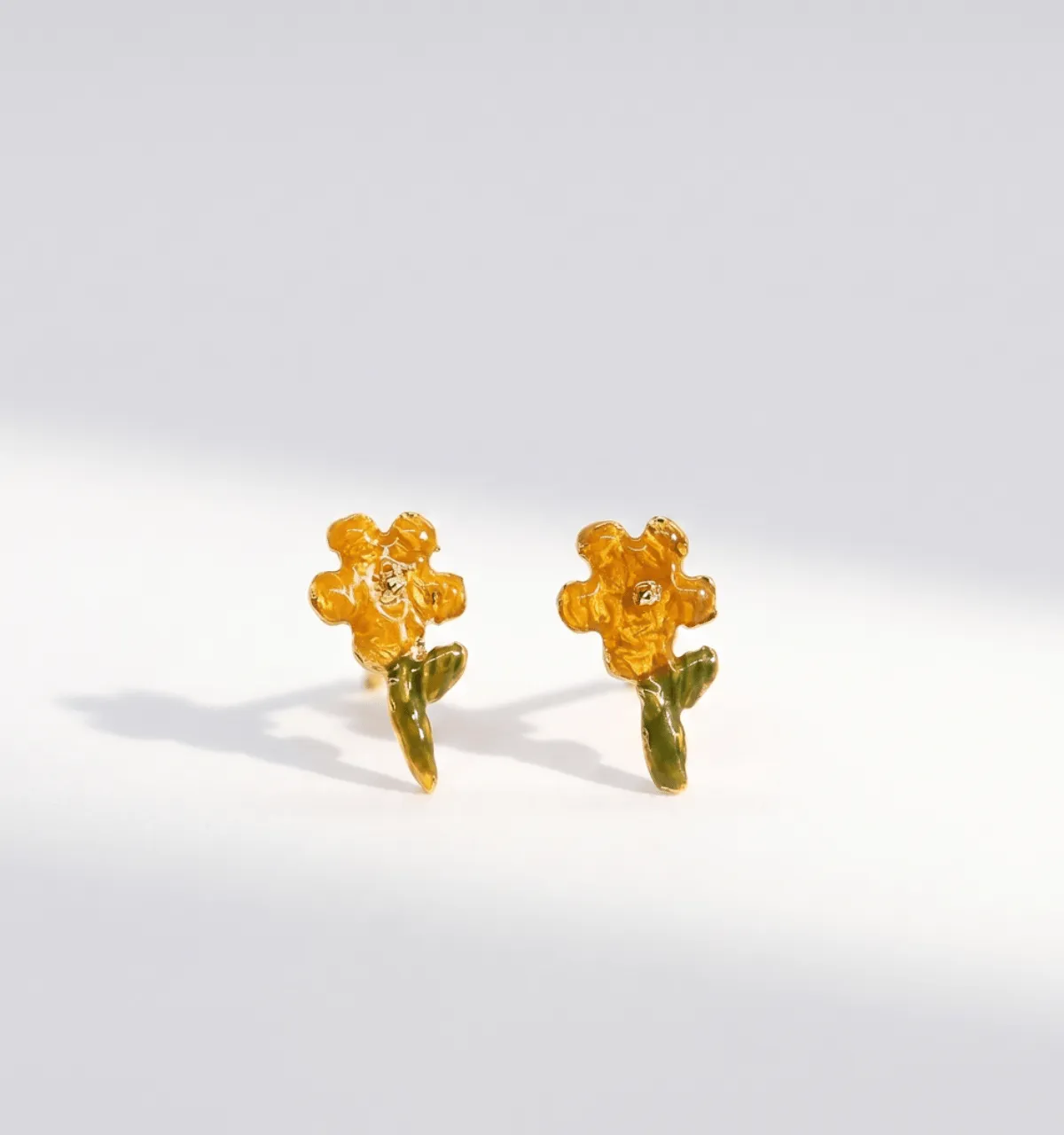 Elise Tsikis Melis boucles d’oreilles fleur grenat