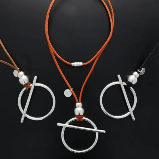 Secret de Cuir N°1366 cuir rond barre sautoir argent