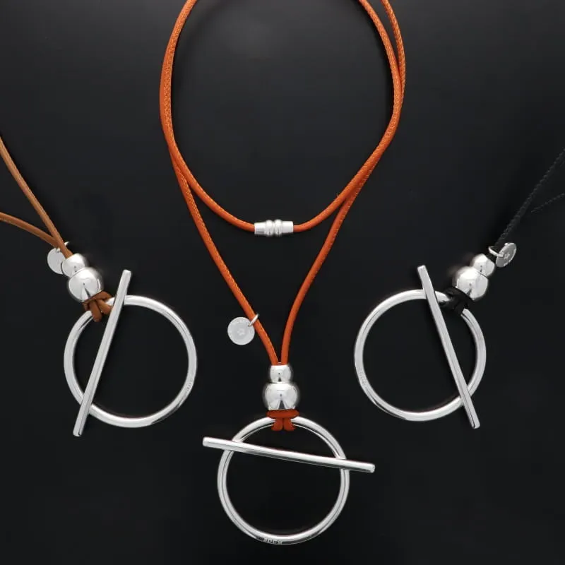 Secret de Cuir N°1366 cuir rond barre sautoir argent