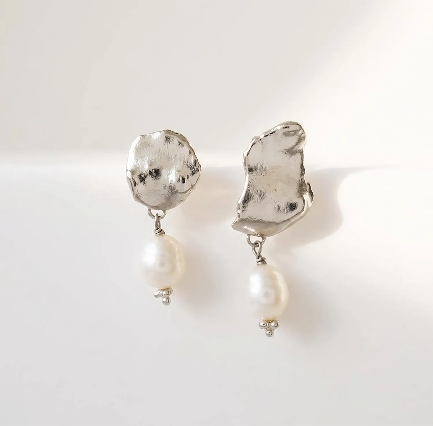 Elise Tsikis Metochi boucles d'oreilles perle or jaune