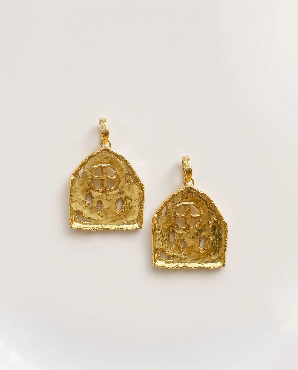 Elise Tsikis Oikos boucles d'oreilles maison dorée