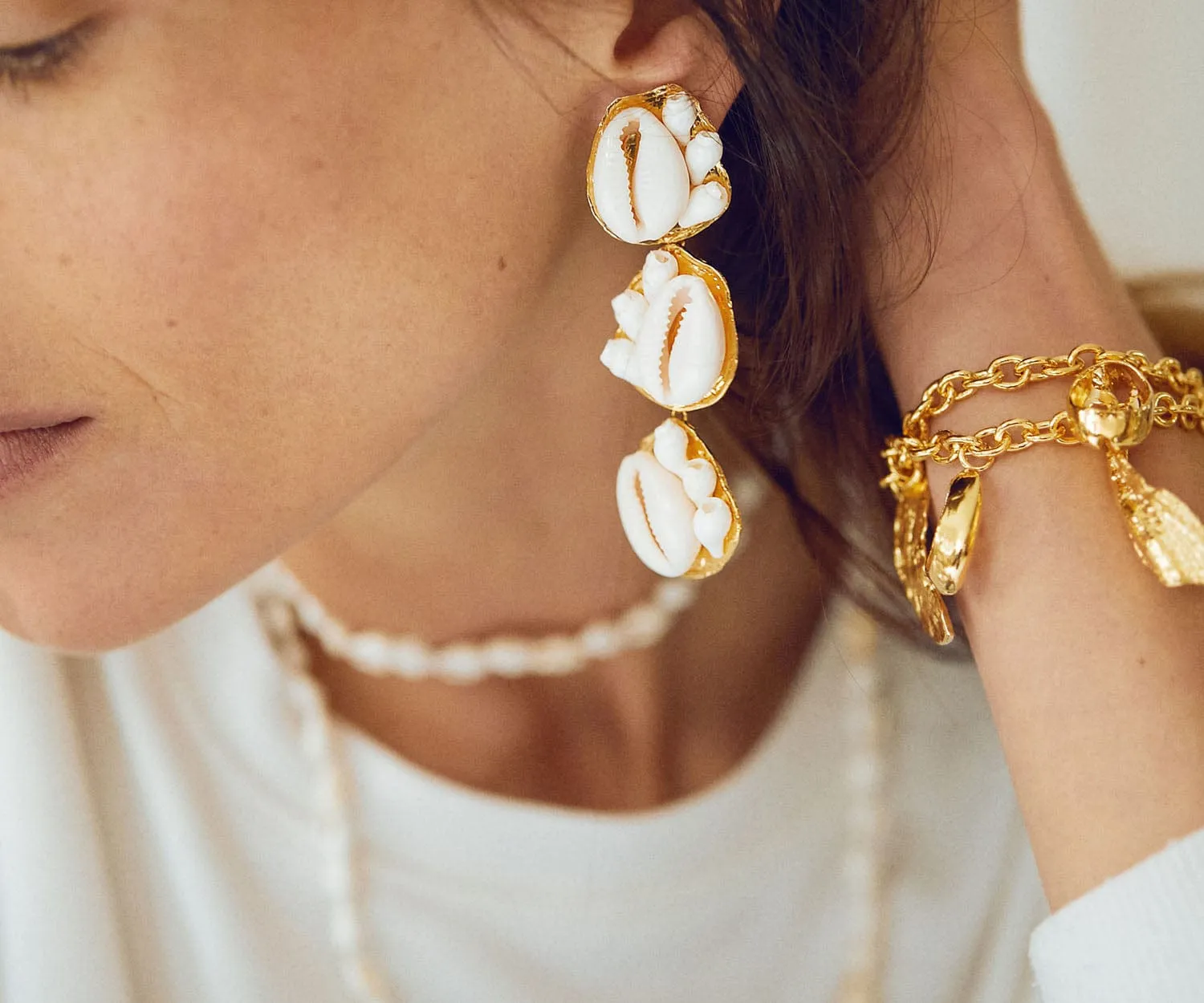 Elise Tsikis Hestia boucles coquillages blancs 8 cm