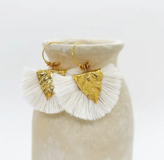 Elise Tsikis Agia boucles d’oreilles blanc pompon doré