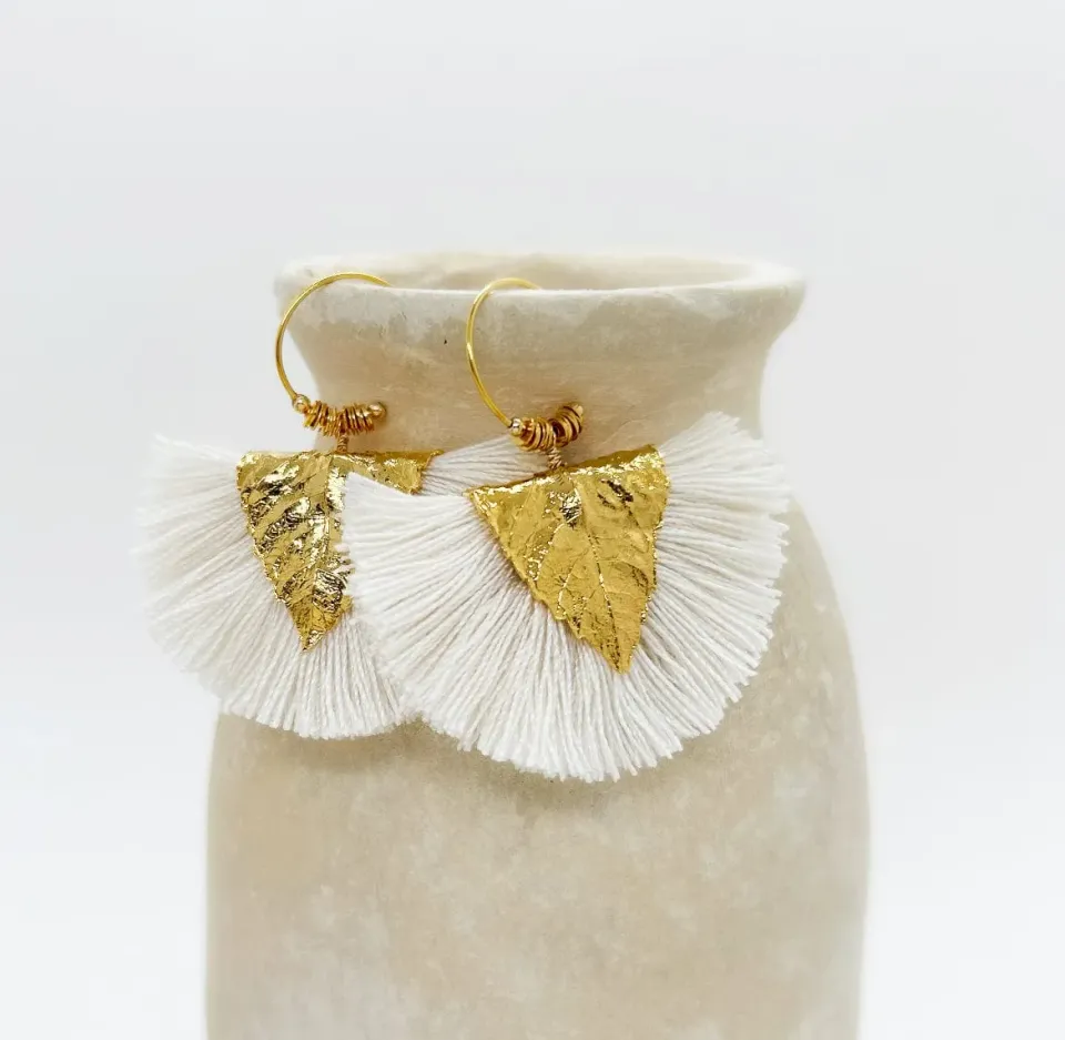 Elise Tsikis Agia boucles d’oreilles blanc pompon doré