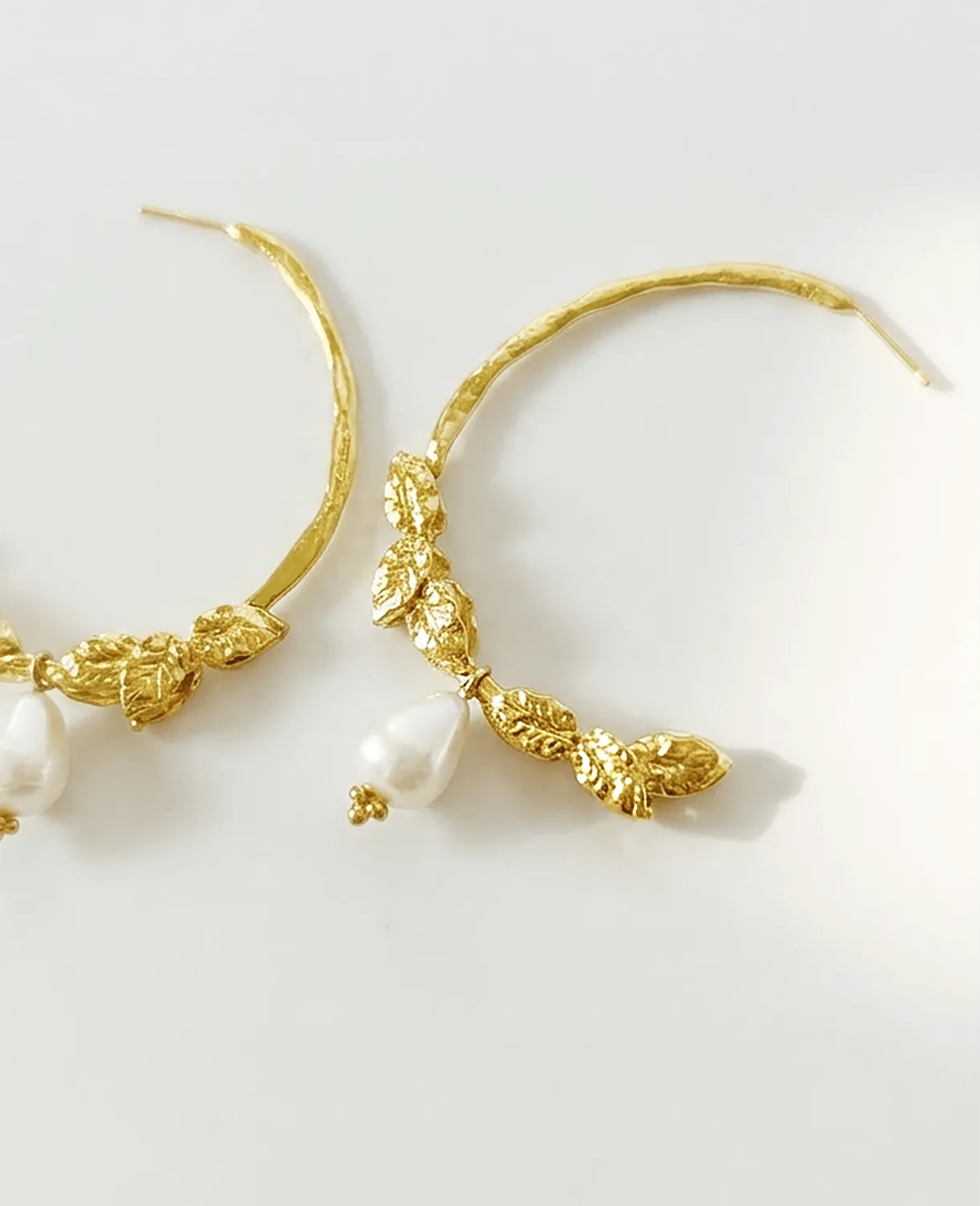 Elise Tsikis Glossana boucles feuilles perle doré