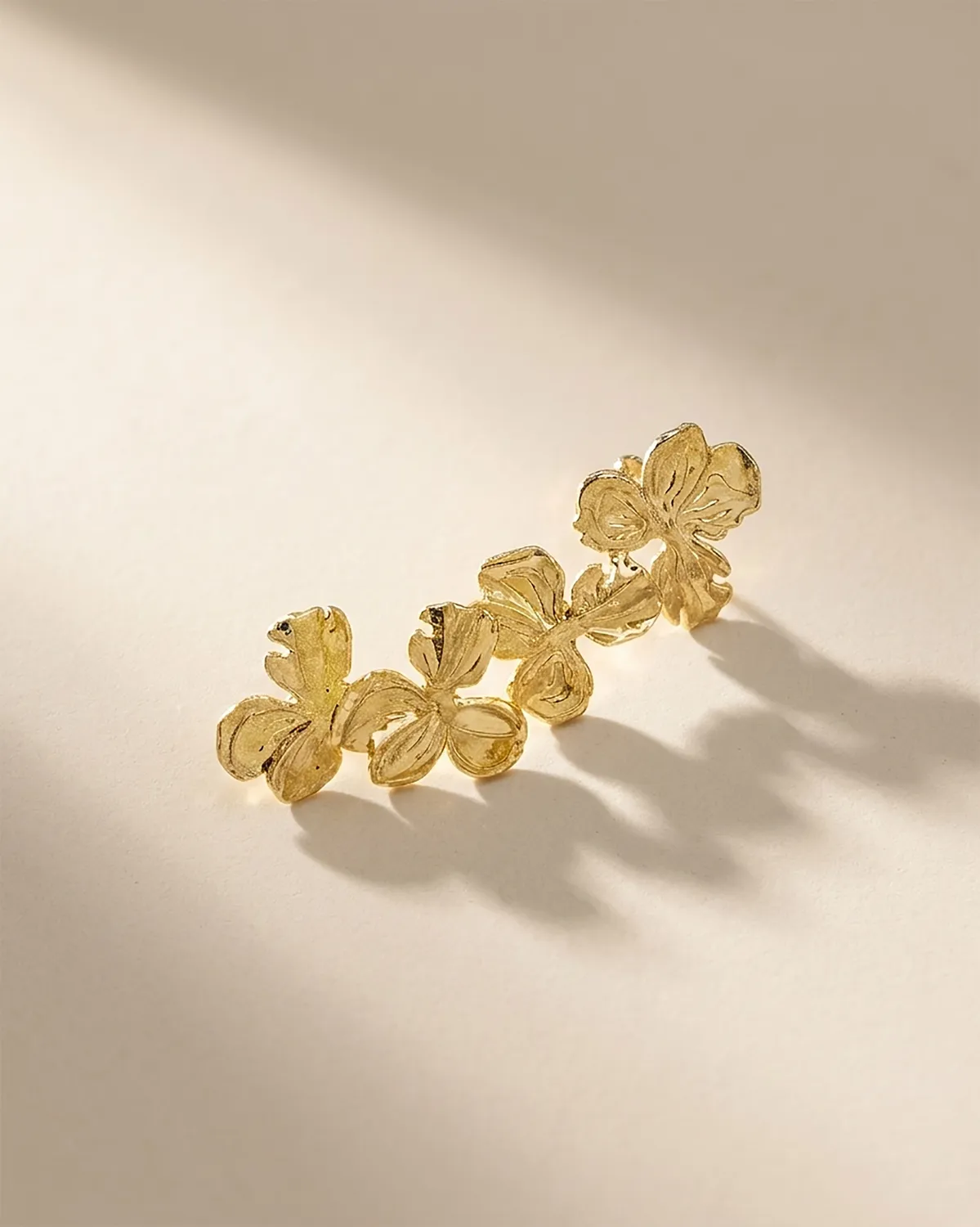 Elise Tsikis Fara earcuff fleurs doré