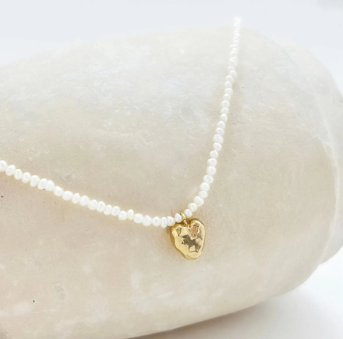 Elise Tsikis Fakiris collier perles d’eau douce blanc