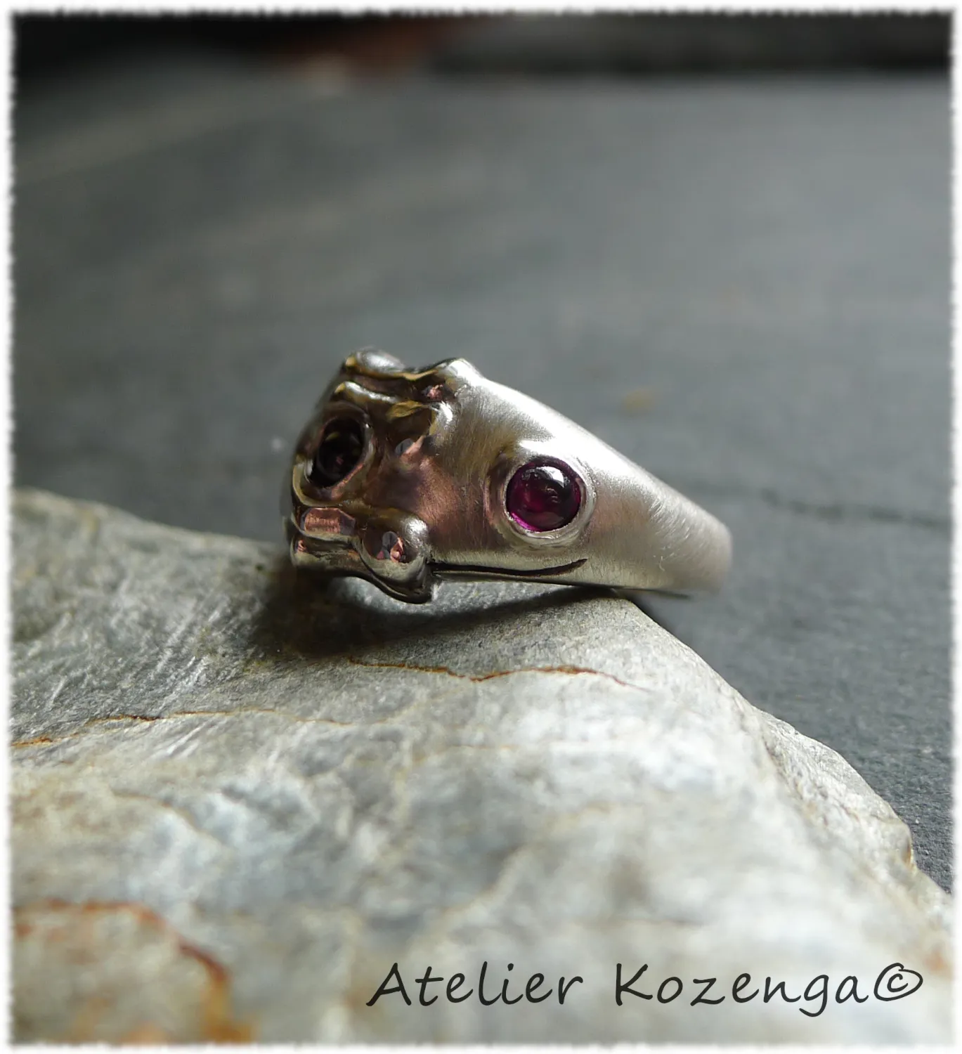 L'Atelier Kozenga Grenouille bague argent grenats