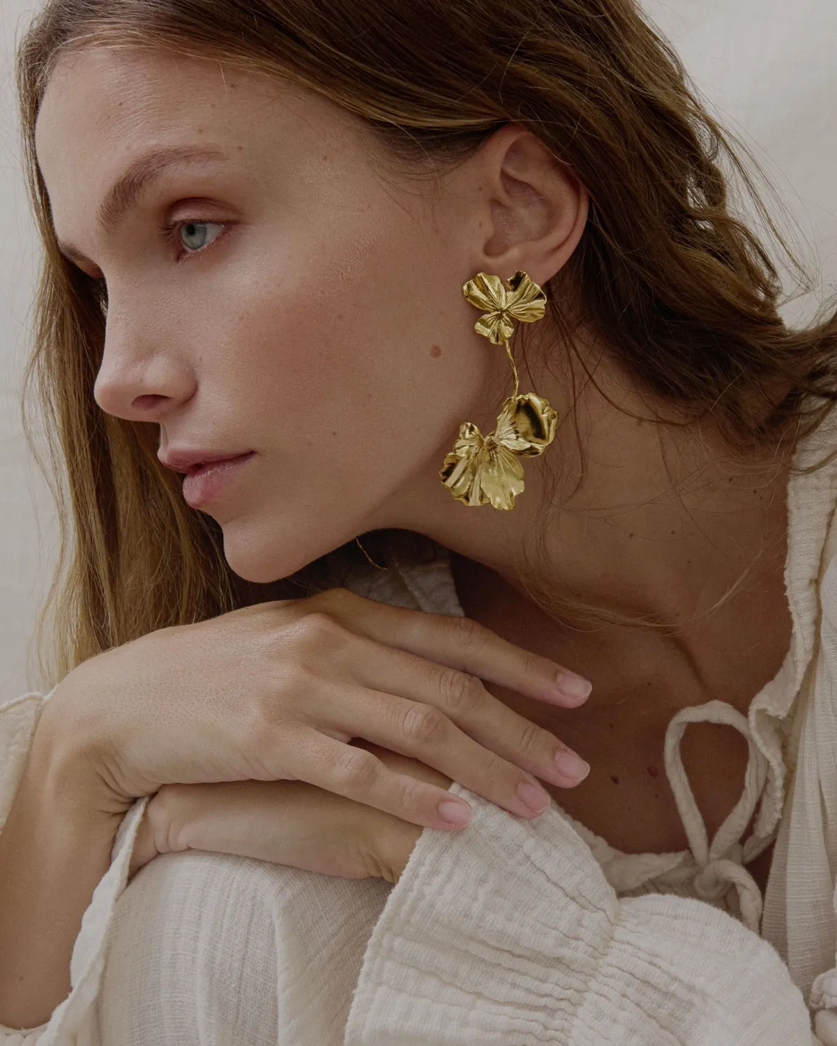 Elise Tsikis Némésis Naïada boucles d’oreilles doré floral 8 cm