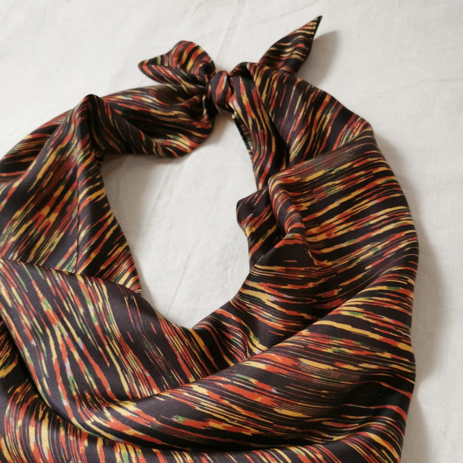 Elise Tsikis foulard Panaba carré soie 50x50 cm