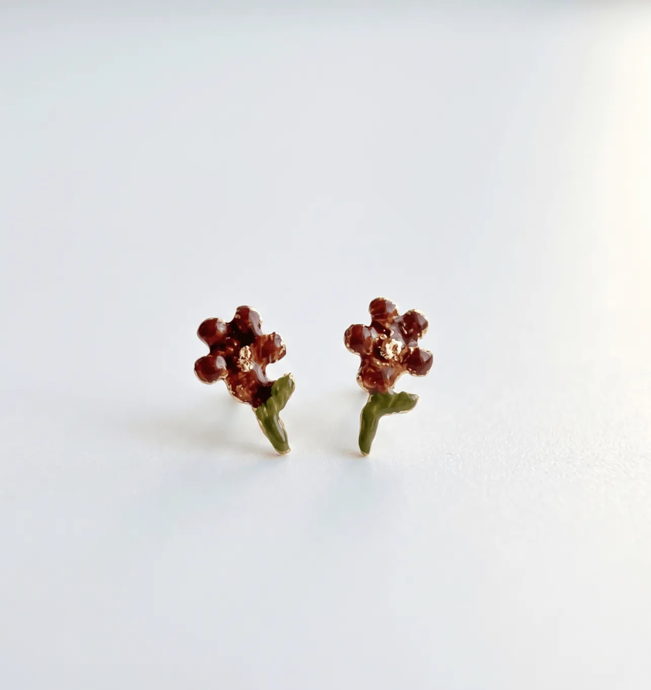 Elise Tsikis Melis boucles d’oreilles fleur grenat