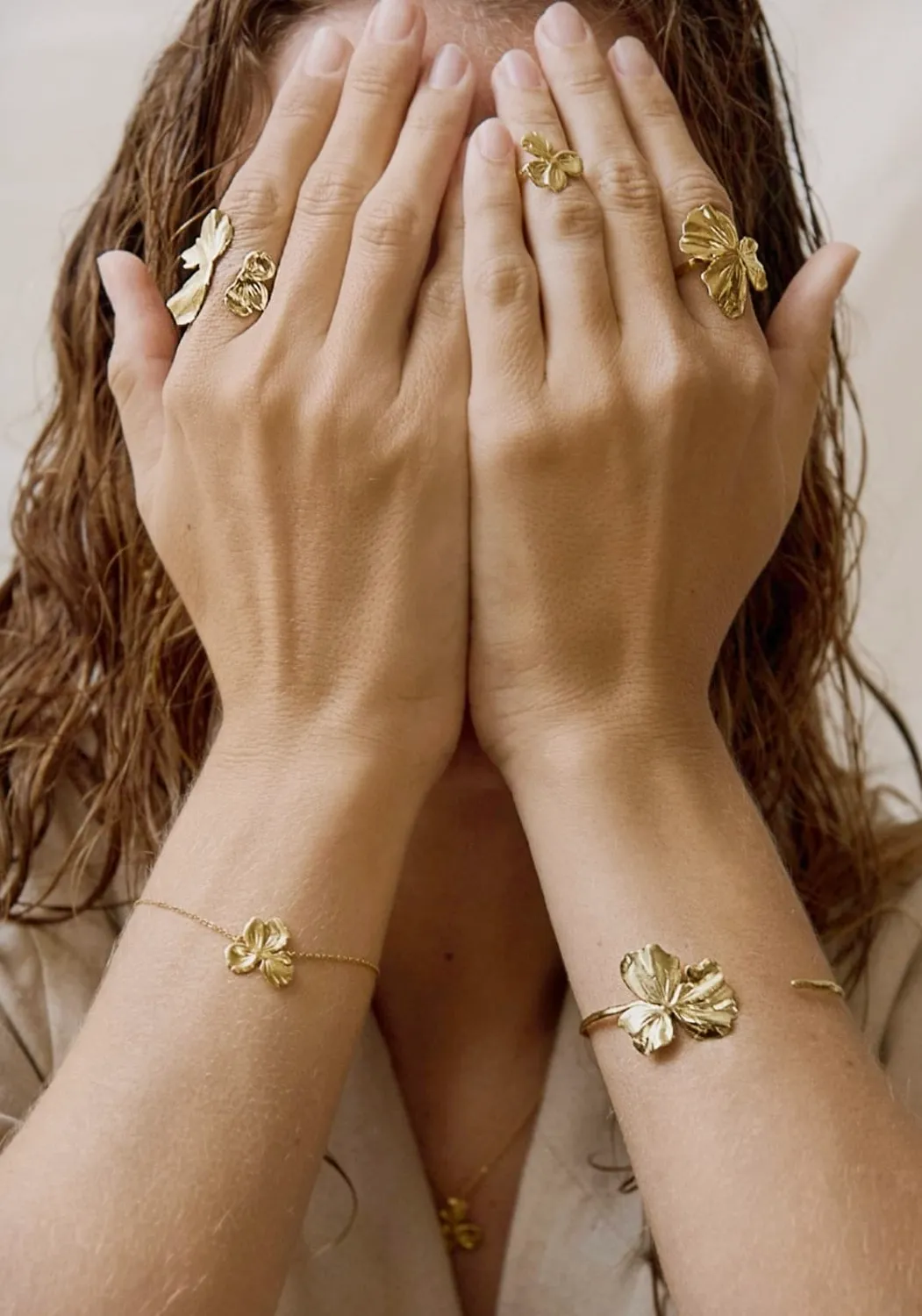 Elise Tsikis Némésis Dirae bracelet fleur doré