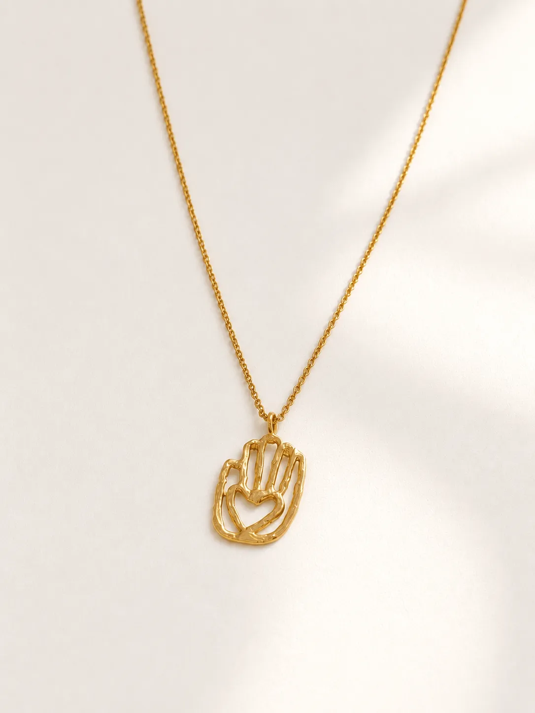 Elise Tsikis Proteccion collier main doré