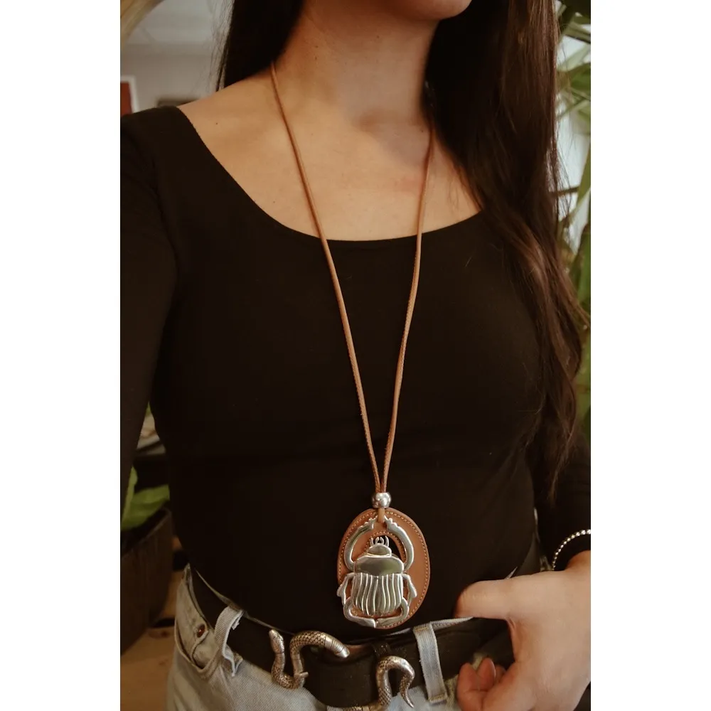 Secret de Cuir N°762 scarabée sautoir cuir plaqué argent