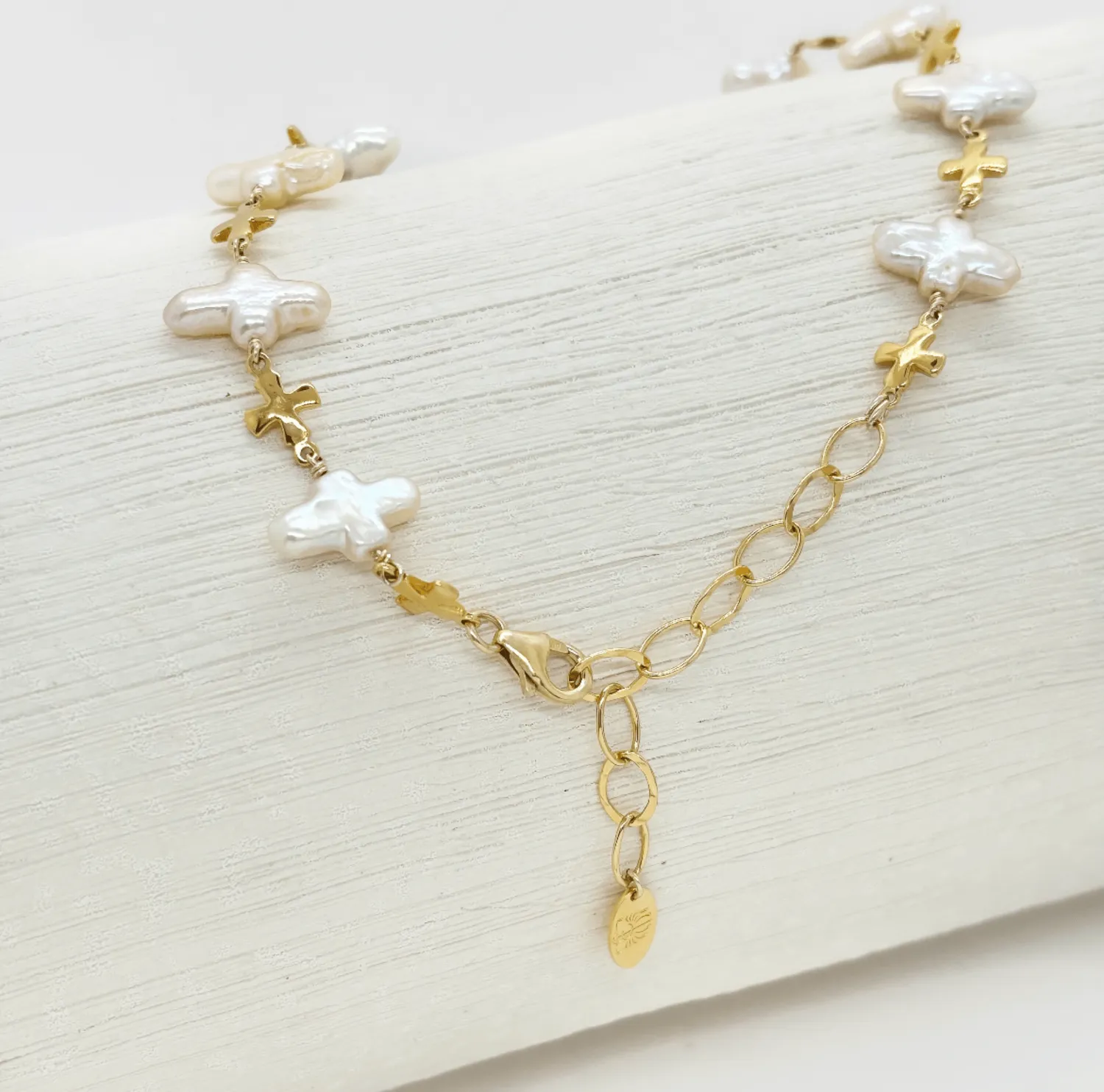Elise Tsikis Callista collier perles croix doré