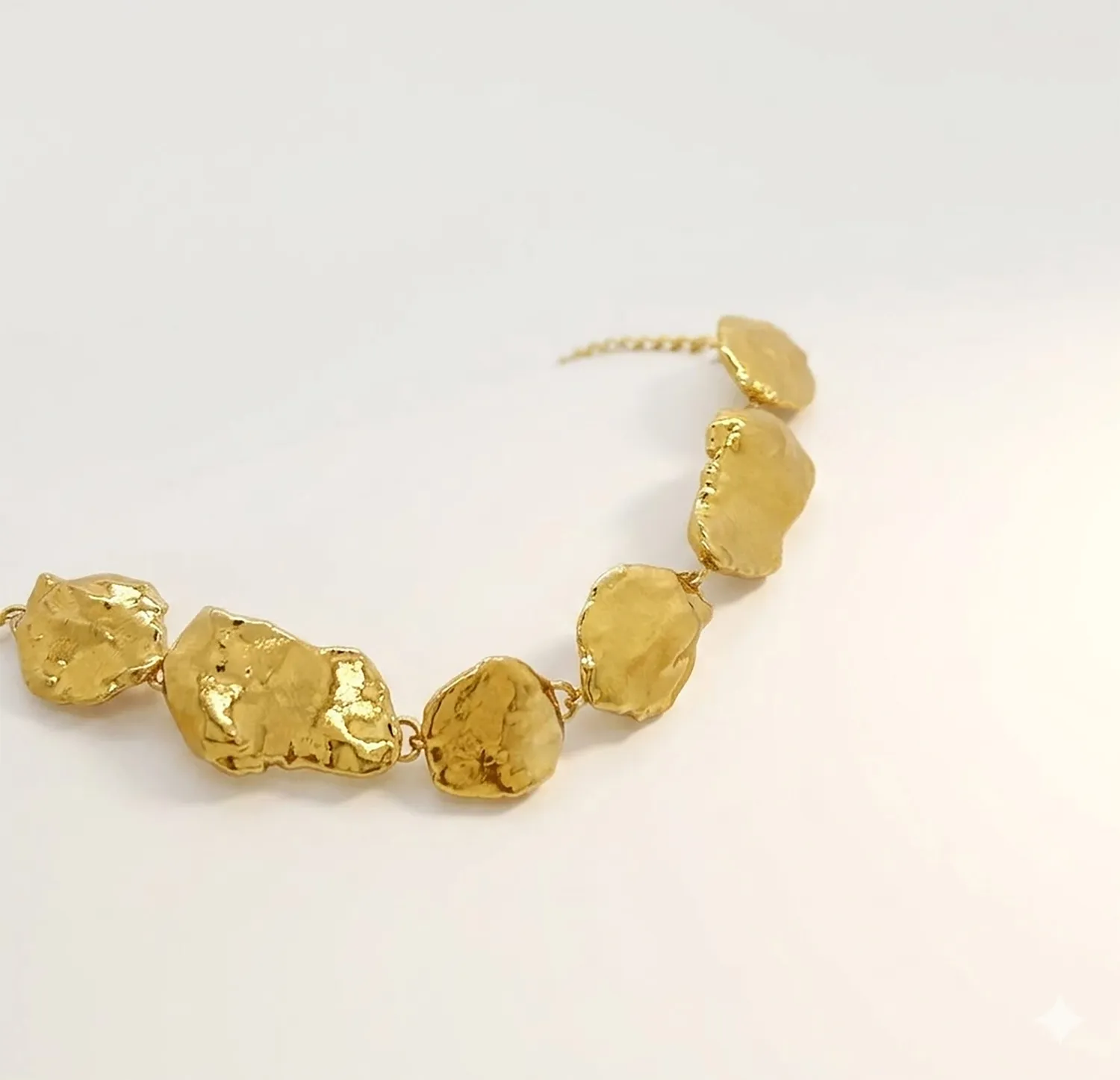 Elise Tsikis Nonas bracelet doré perles martelées