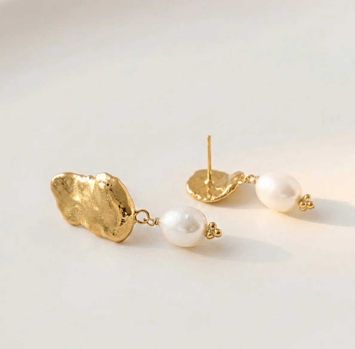 Elise Tsikis Metochi boucles d'oreilles perle or jaune