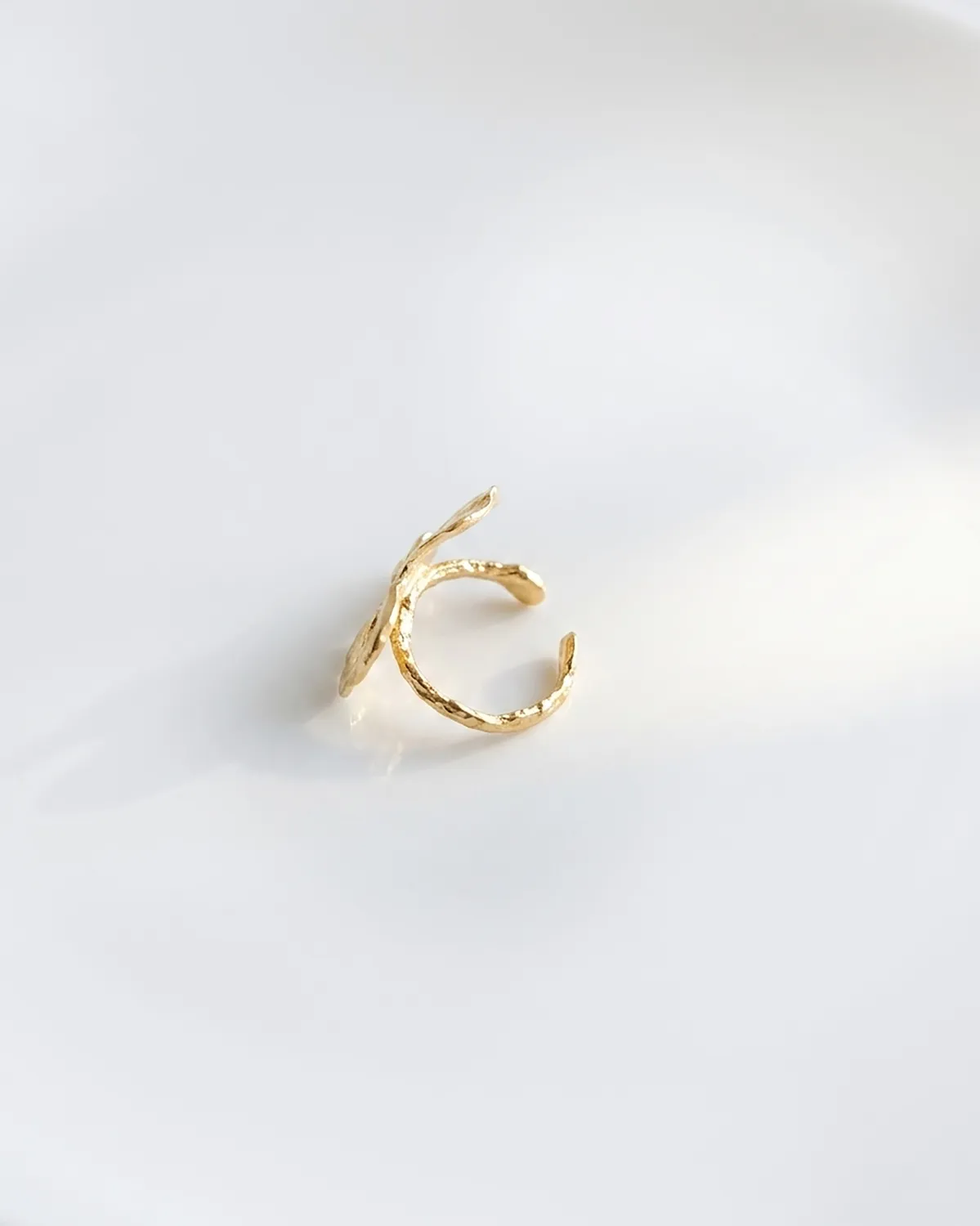 Elise Tsikis Némésis Myli earcuff fleur doré