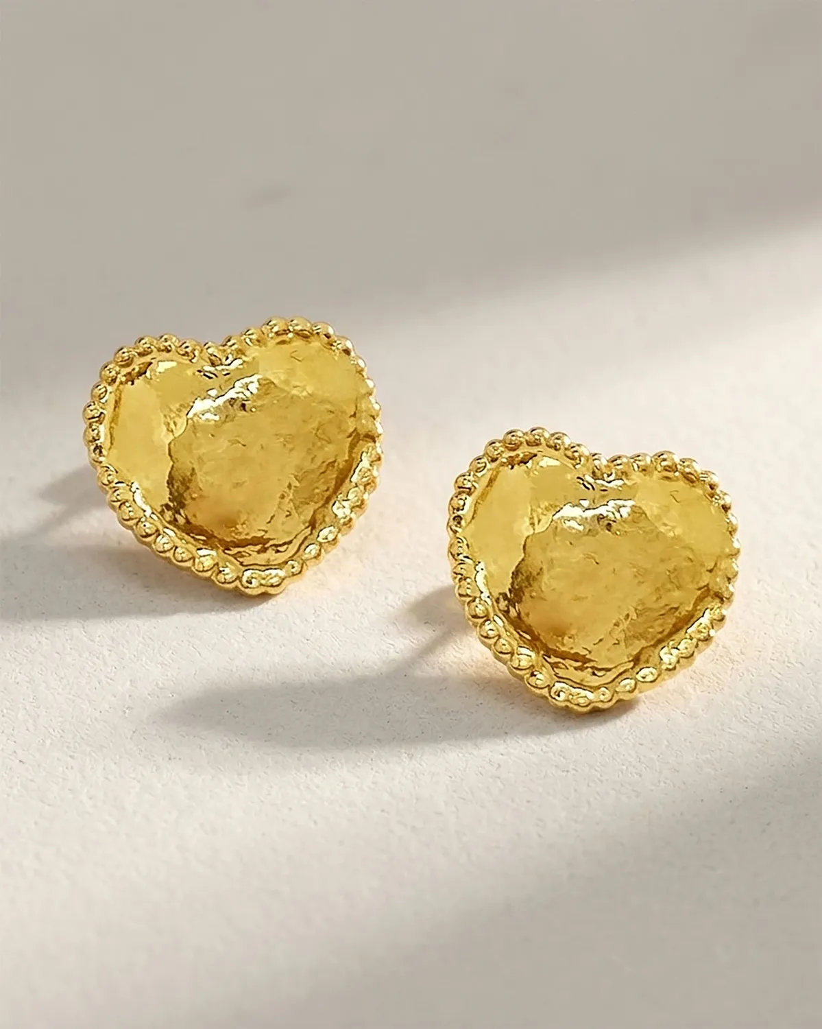 Elise Tsikis Cetica boucles d'oreilles coeur doré