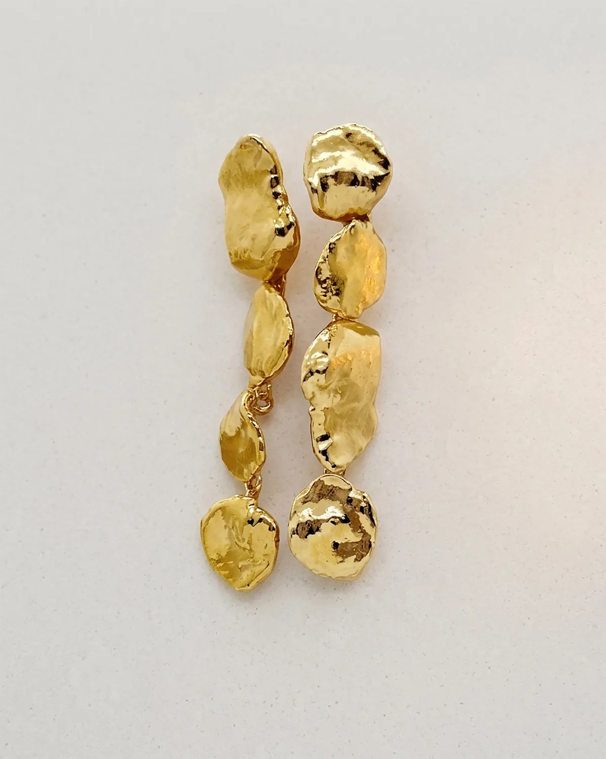 Elise Tsikis Yolis boucles d’oreilles pendantes doré 6,5 cm
