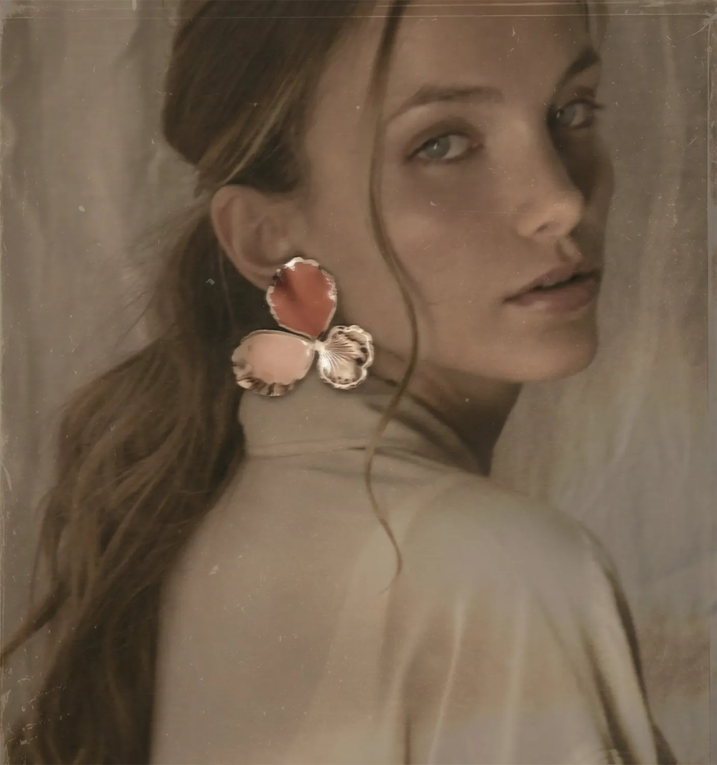 Elise Tsikis Pensée Large boucles oreilles or rose