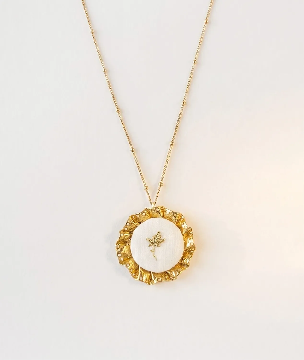 Elise Tsikis Broderia collier médaillon or jaune bleu
