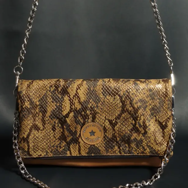 Secret de Cuir pochette cuir camel motif serpent marron