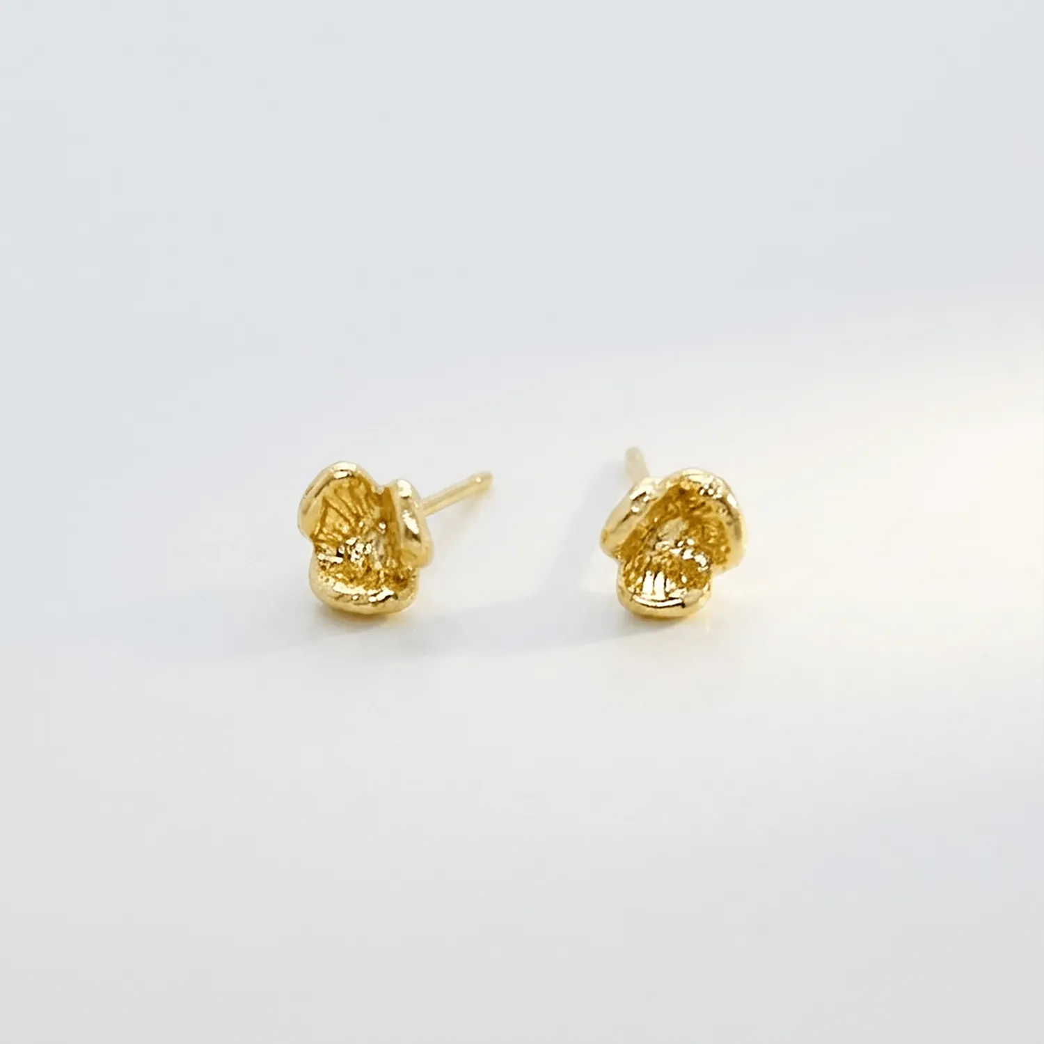Elise Tsikis Fantaisie Tis puces d’oreilles or jaune fleur