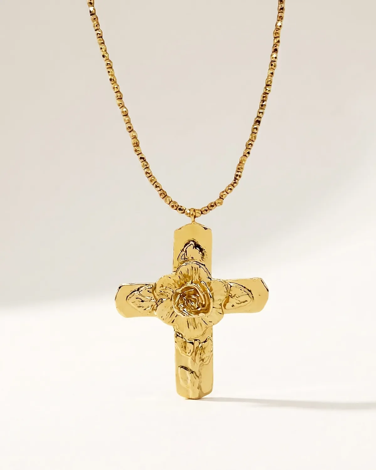 Elise Tsikis Itza collier croix dorée perles 47 cm