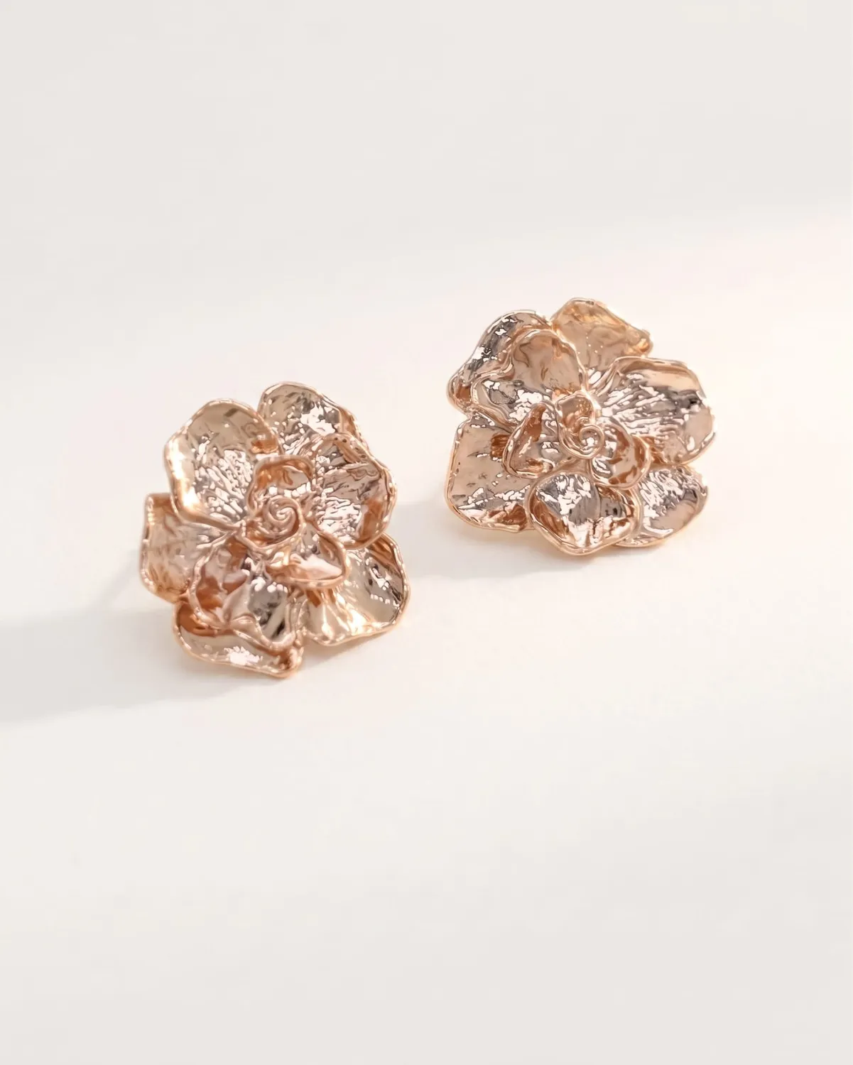Elise Tsikis Sarah boucles fleur pin doré