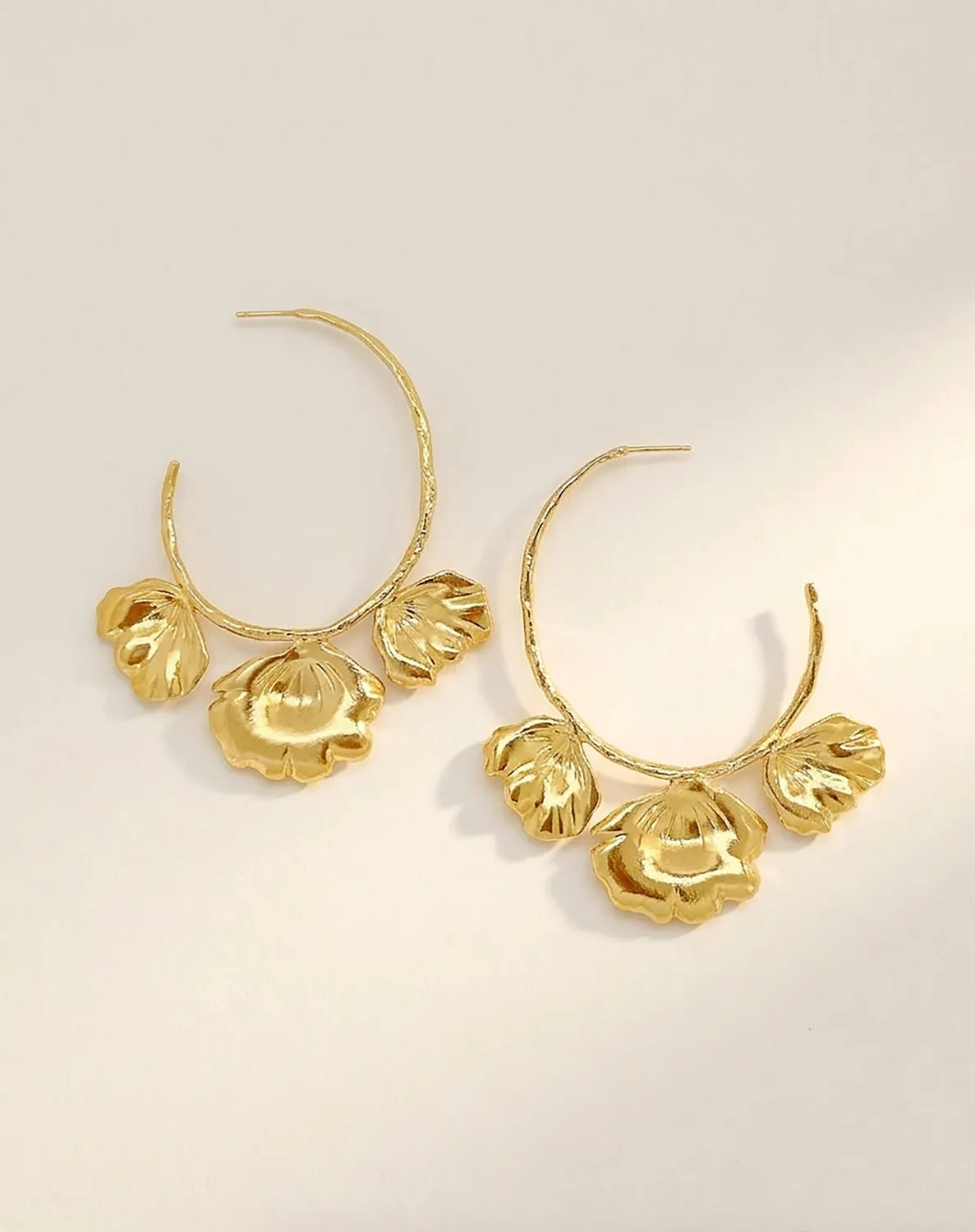 Elise Tsikis Tegée boucles d’oreilles pendantes fleur dorée