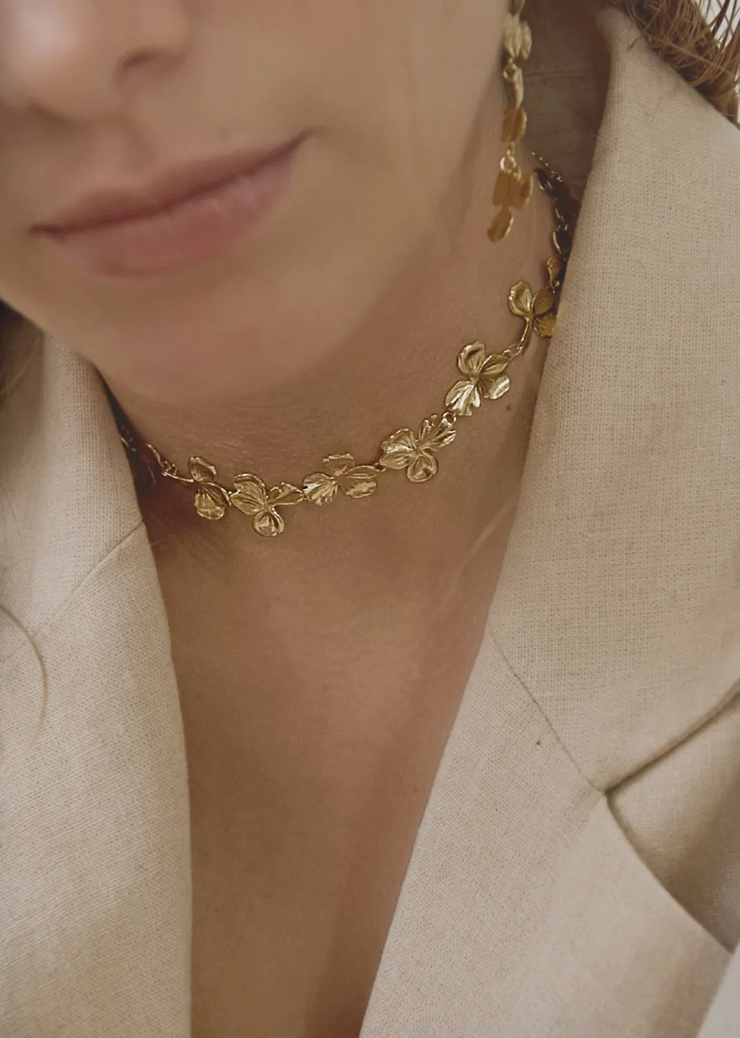 Elise Tsikis Némésis Aglaé collier choker doré 37 cm