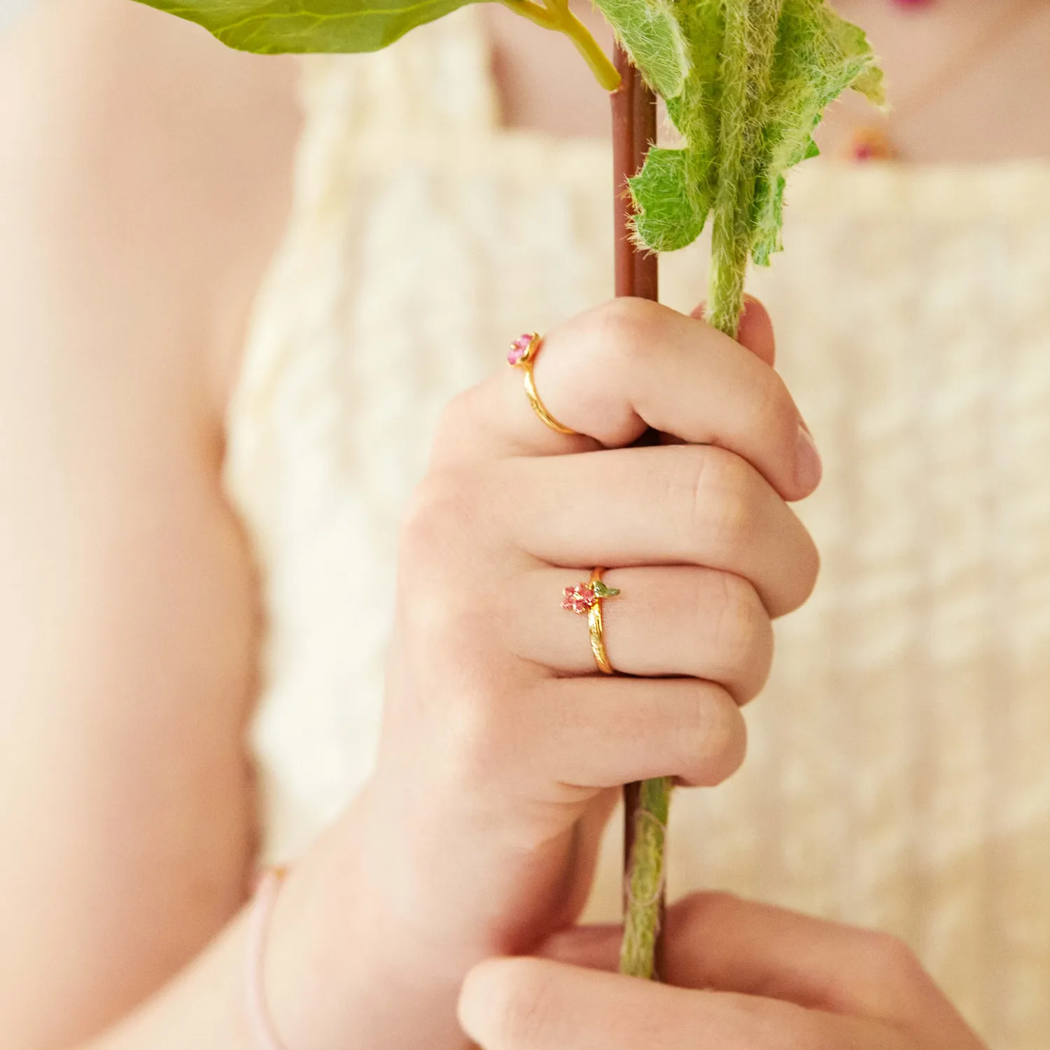 Elise Tsikis Anis bague fleur émaillée jaune enfant