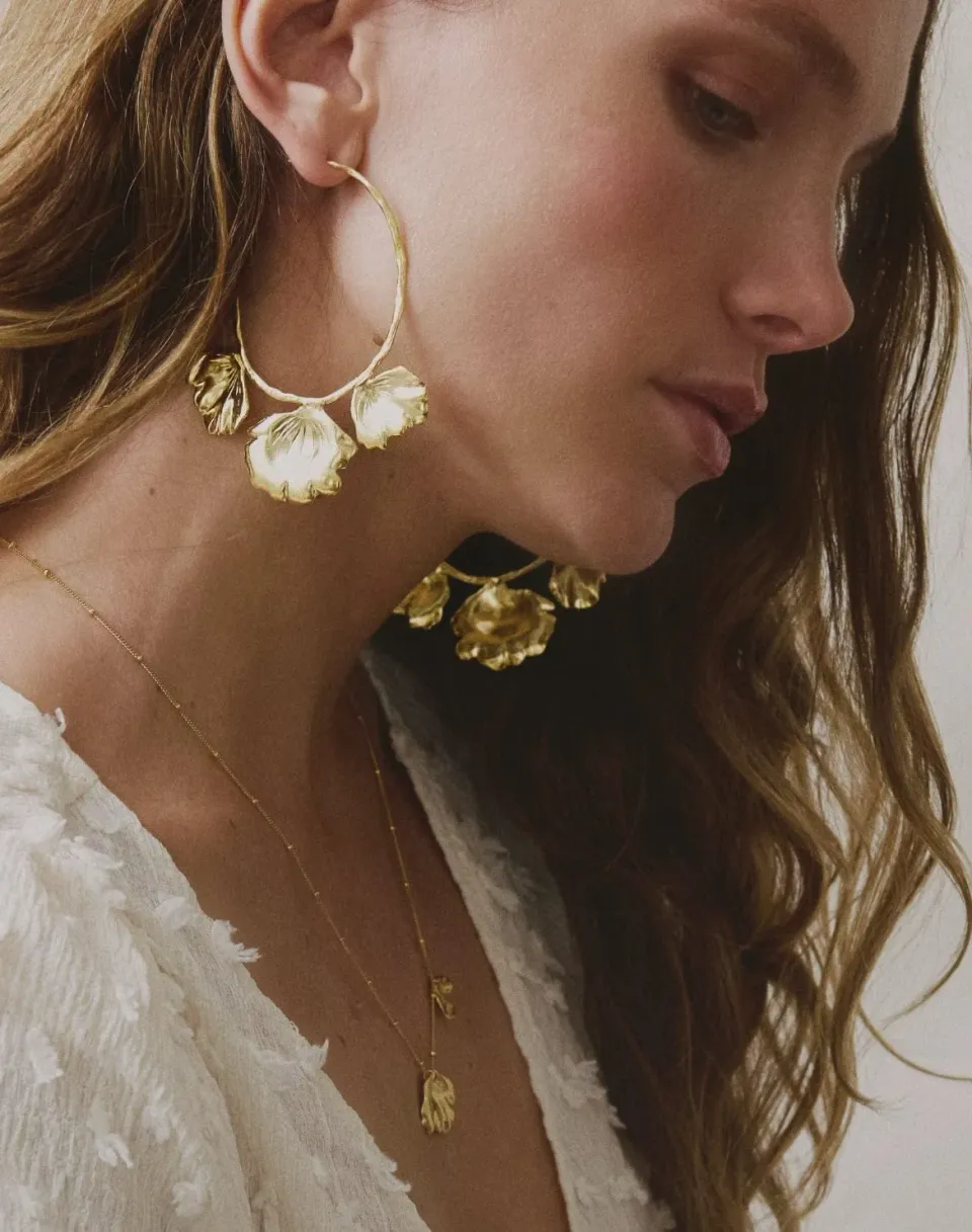 Elise Tsikis Tegée boucles d’oreilles pendantes fleur dorée