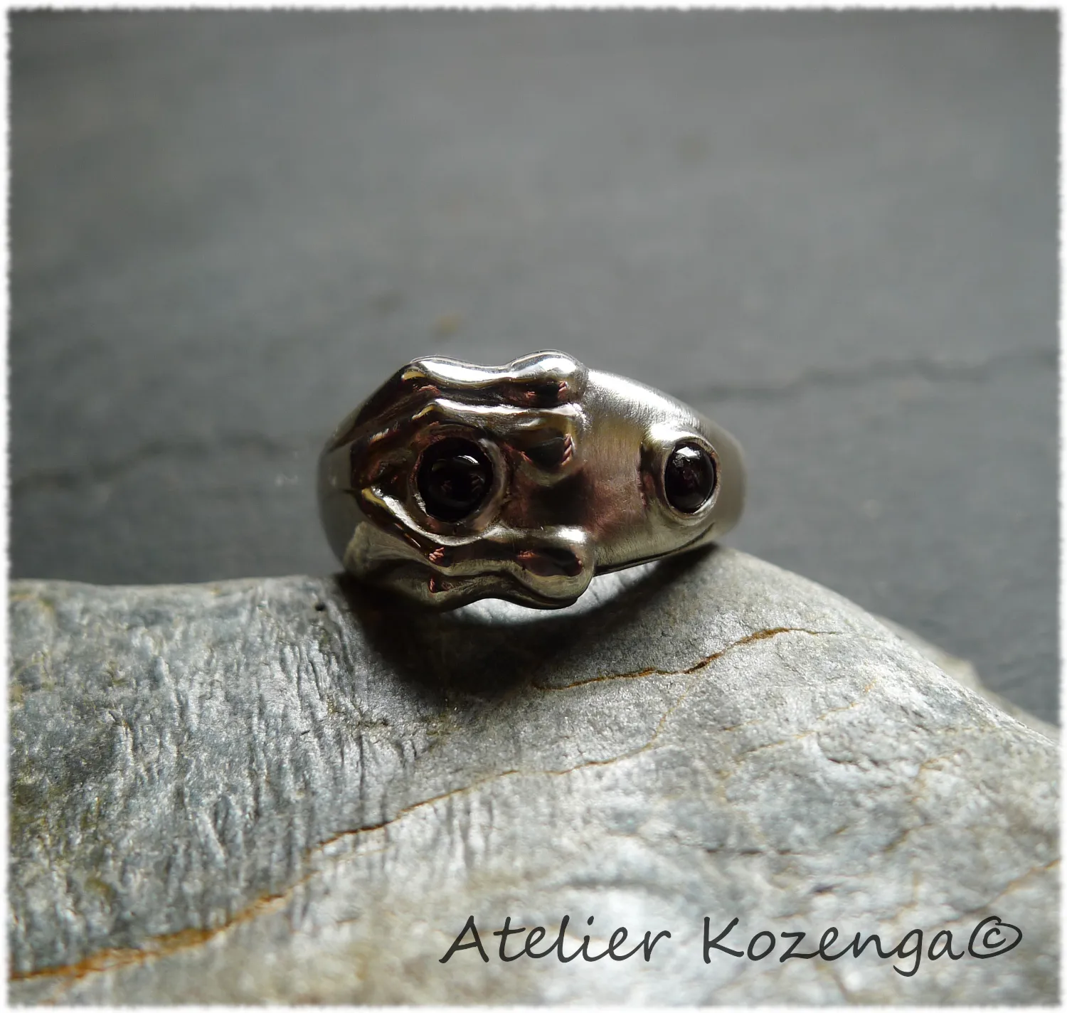 L'Atelier Kozenga Grenouille bague argent grenats