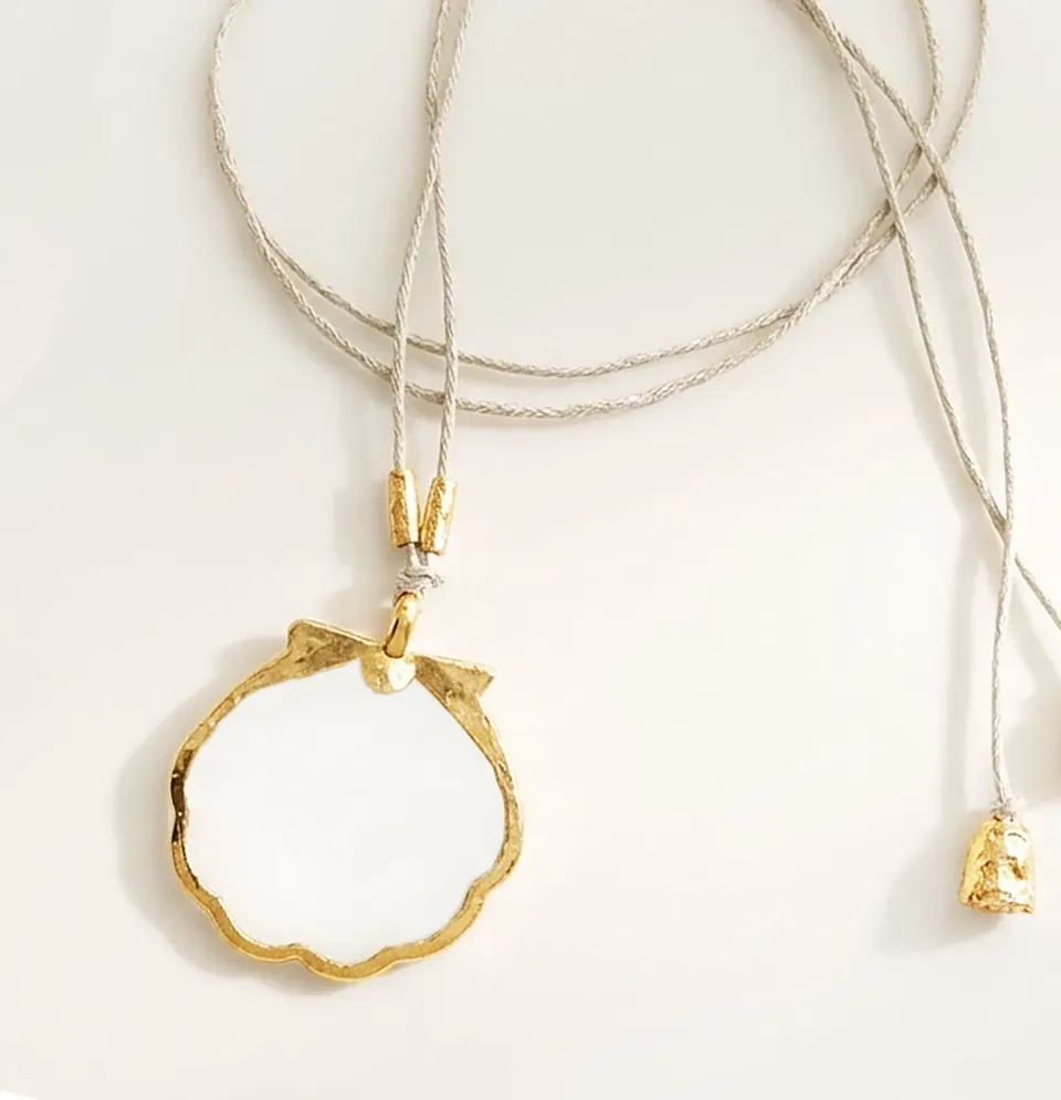 Elise Tsikis Paxi collier coquillage cordon 50 cm