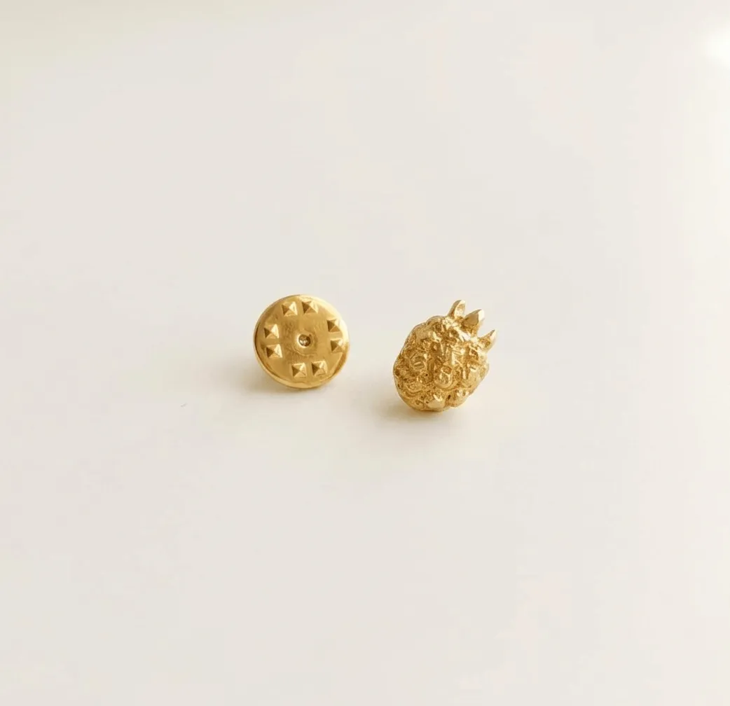 Elise Tsikis Mûrier pin's fruit doré 0,6 cm