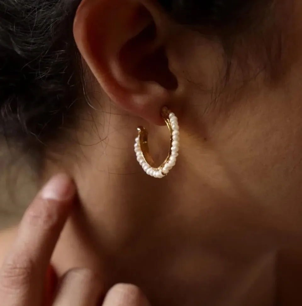 Elise Tsikis Agheli puces d’oreilles or jaune texturé