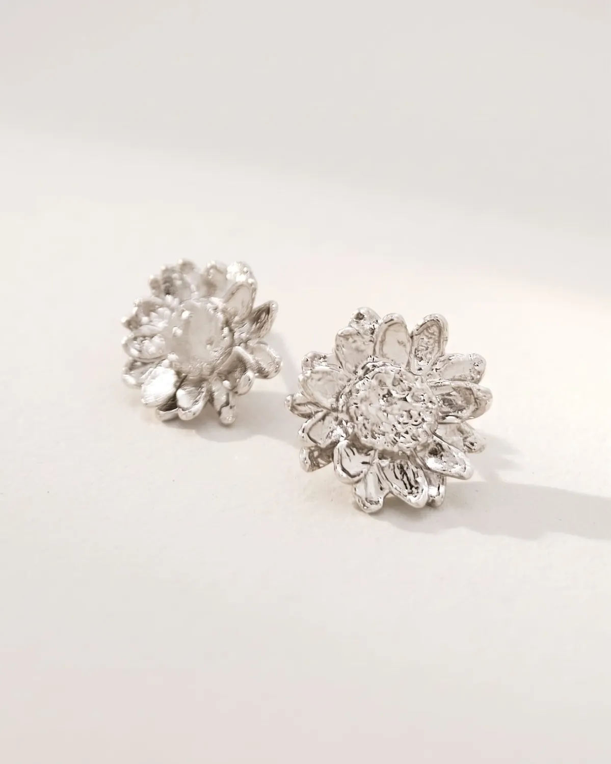 Elise Tsikis Velenne boucles fleur or jaune percées