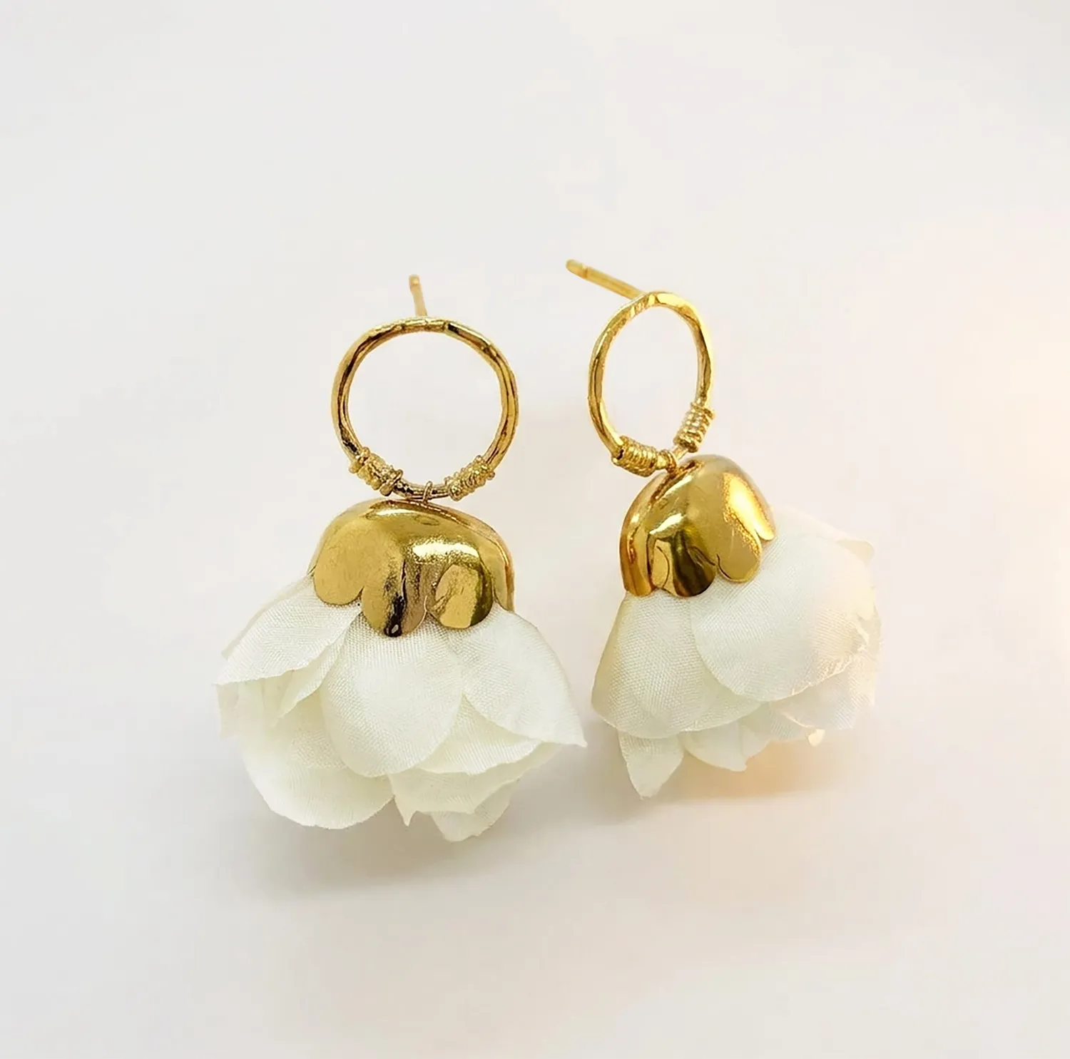 Elise Tsikis Dulcita boucles d'oreilles crème doré