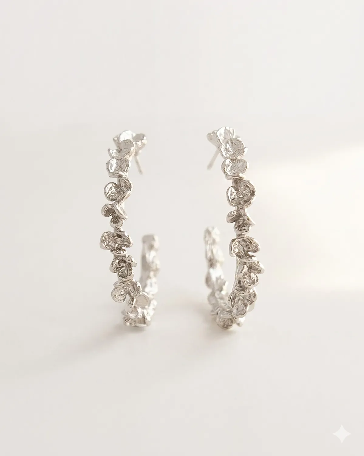 Elise Tsikis Racine créoles boucles d'oreilles or jaune relief fleuri