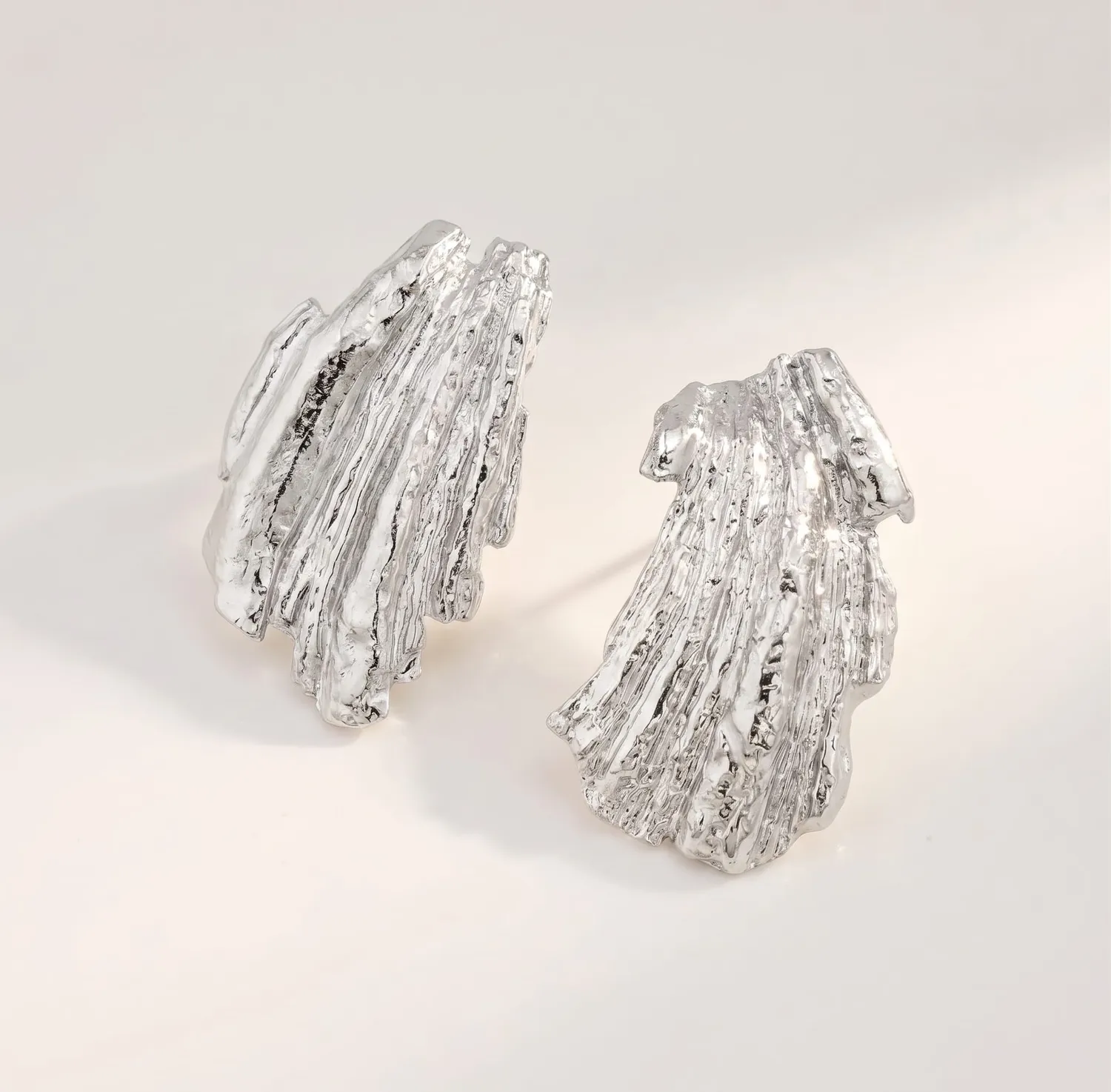 Elise Tsikis Helios Gaia boucles d'oreilles or coquillage