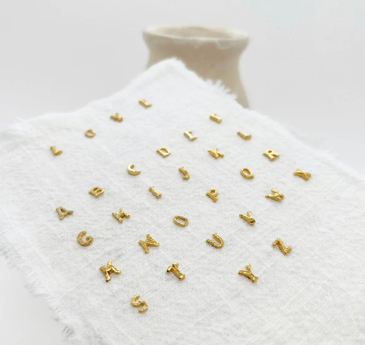 Elise Tsikis Ziatta mono boucle puce lettre dorée 0,5 cm