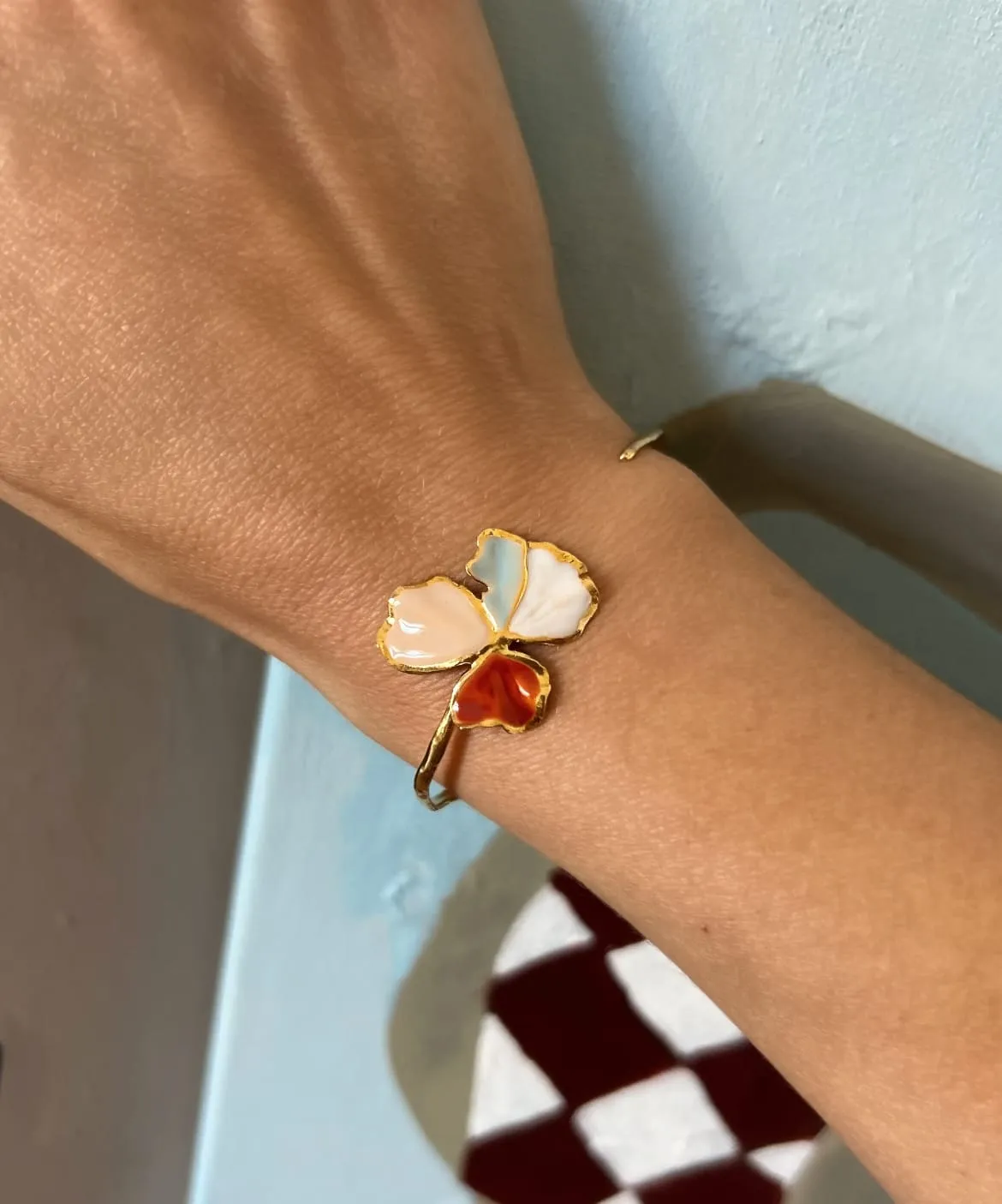 Elise Tsikis Eunoia Poiesis bracelet fleur émaillée