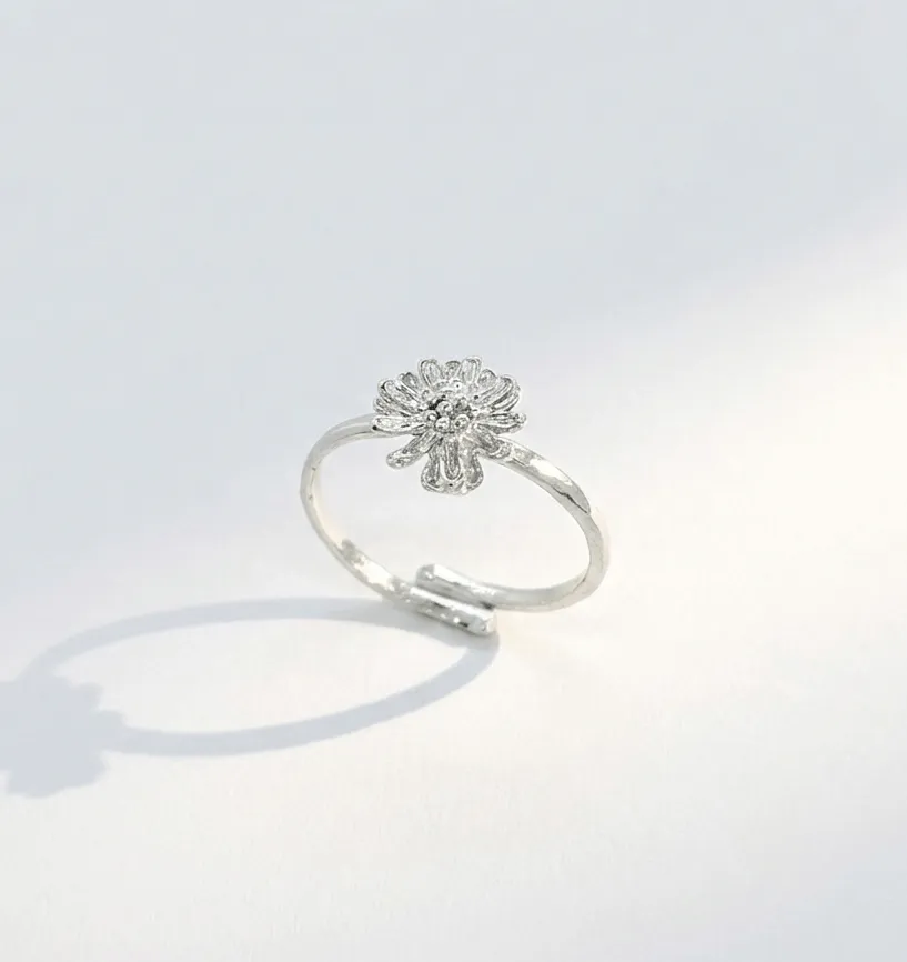 Elise Tsikis Marguerite bague solitaire or jaune