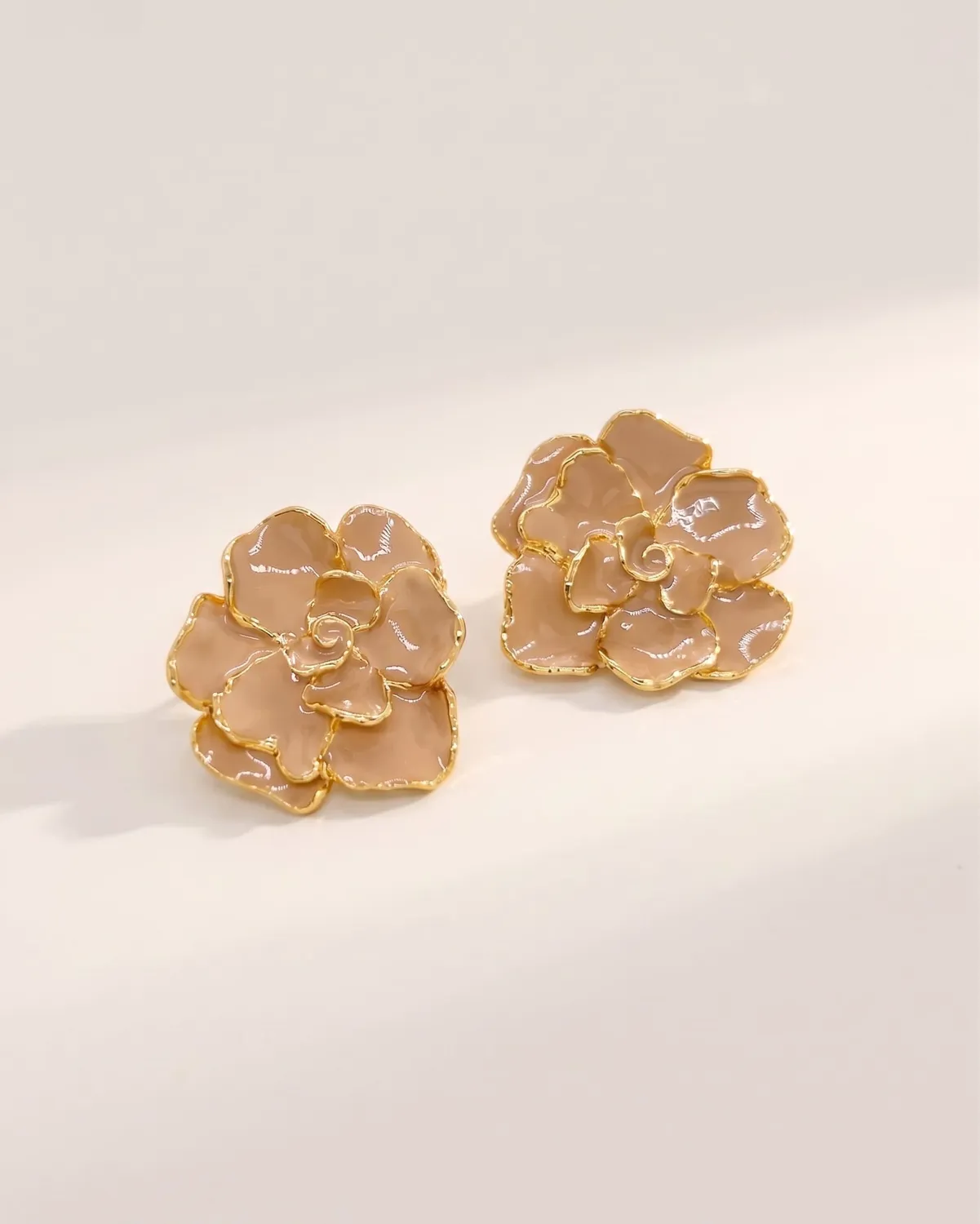 Elise Tsikis Sarah boucles fleur pin doré