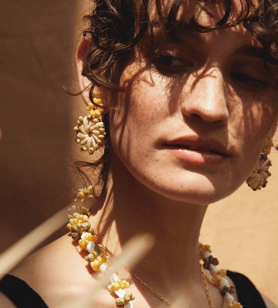 Elise Tsikis Aigua boucles coquillages dorées