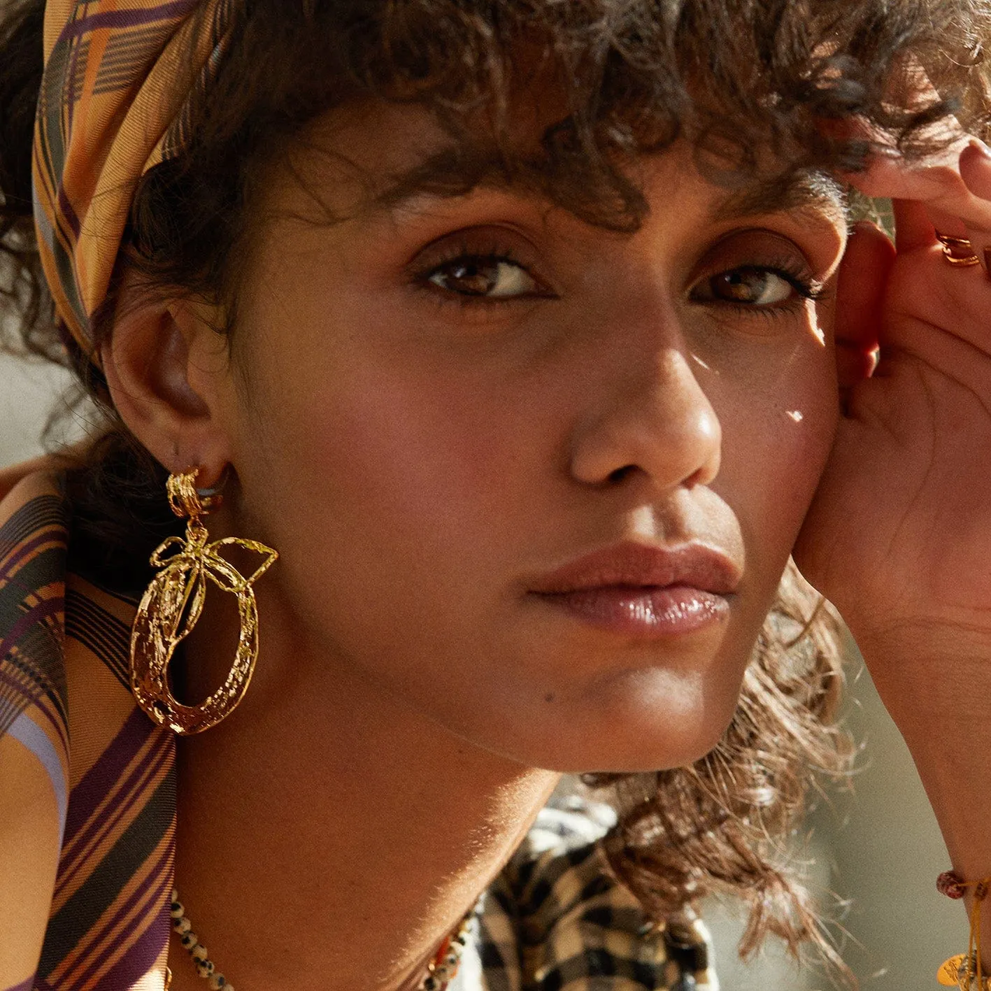 Elise Tsikis Claudia boucles d’oreilles pendantes oranges