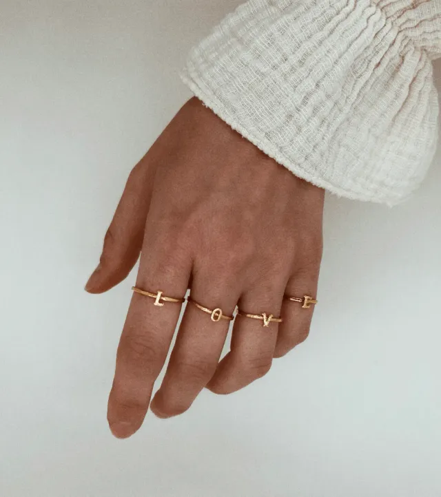 Elise Tsikis Volla bague lettre réglable dorée